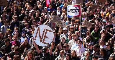 Çekya’da öğrenciler hükümetin kamu medya fonlarını kesme planlarını protesto etti