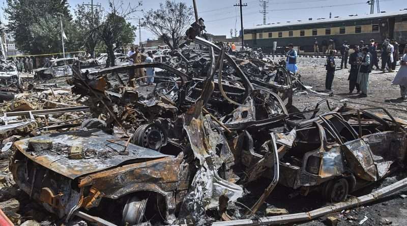 Pakistan’da trene bombalı saldırı: En az 24 ölü
