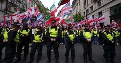 Londra’da on binlerin katıldığı karşıt mitinglerde yoğun polis önlemi alındı