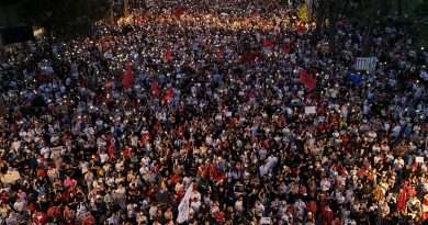Arnavutluk’ta binlerce kişi sokakta: Protestocular Başbakan Rama’nın istifasını istiyor
