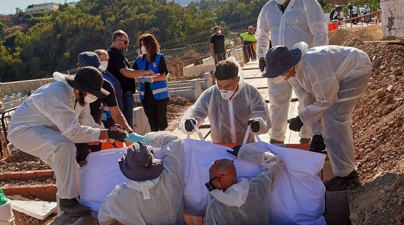 Ceuta, Fas’la sınır krizinde ölen 18 göçmeni toprağa verdi
